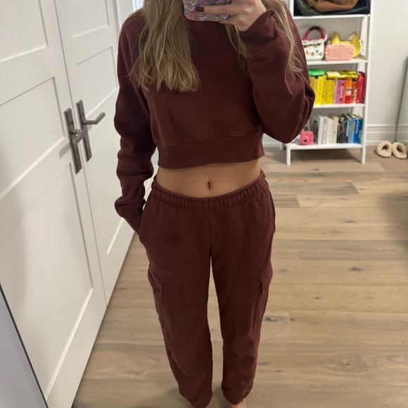 Cozy fleece mega cargo sweatpants and cropped crewneck in sumbac burgundy - Picture 1 of 3